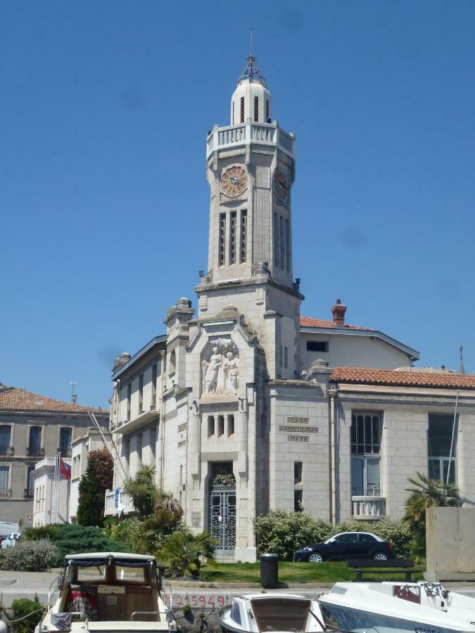 Aux Marches Du Soleil: Shared Apartment with Private Rooms Sete Exterior photo